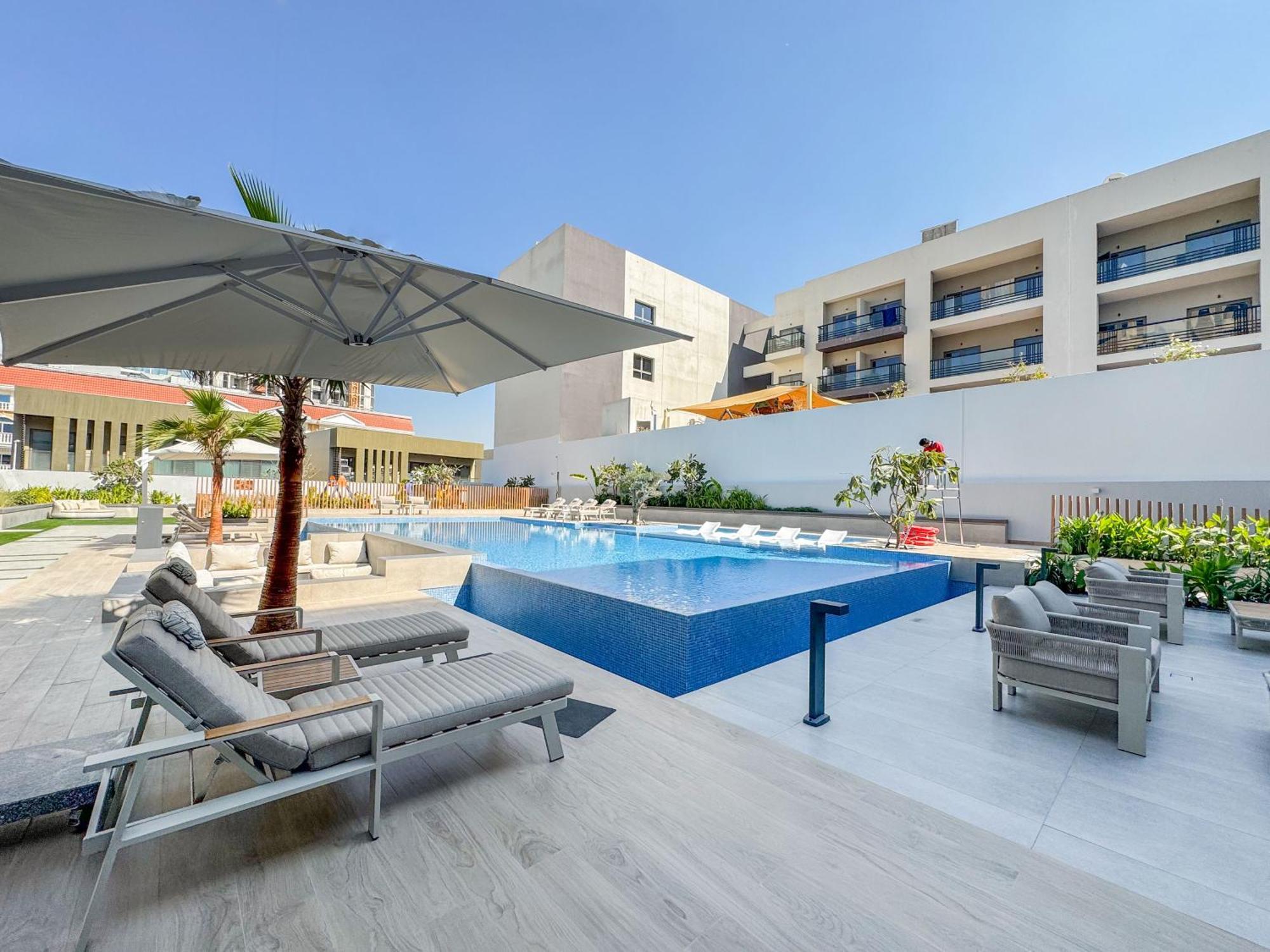 Apartment Stylish Retreat Modern In Jvc *