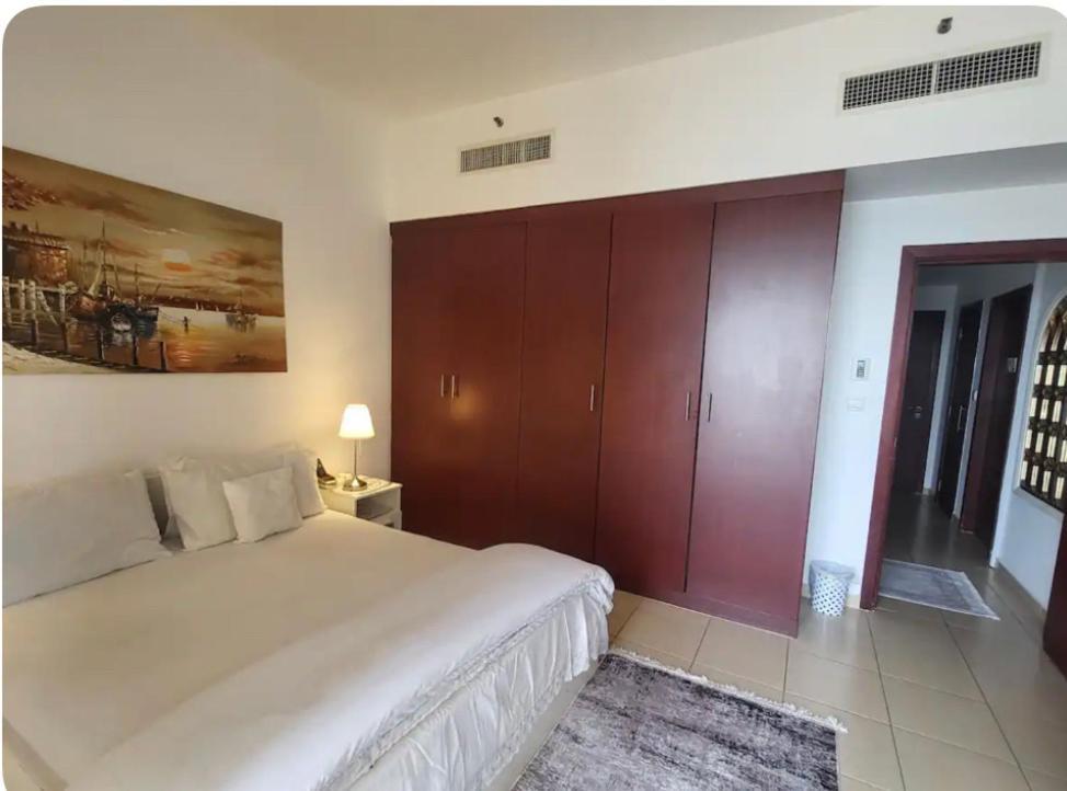 Beautiful Full Seaview Room In Jbr Homestay Dubai