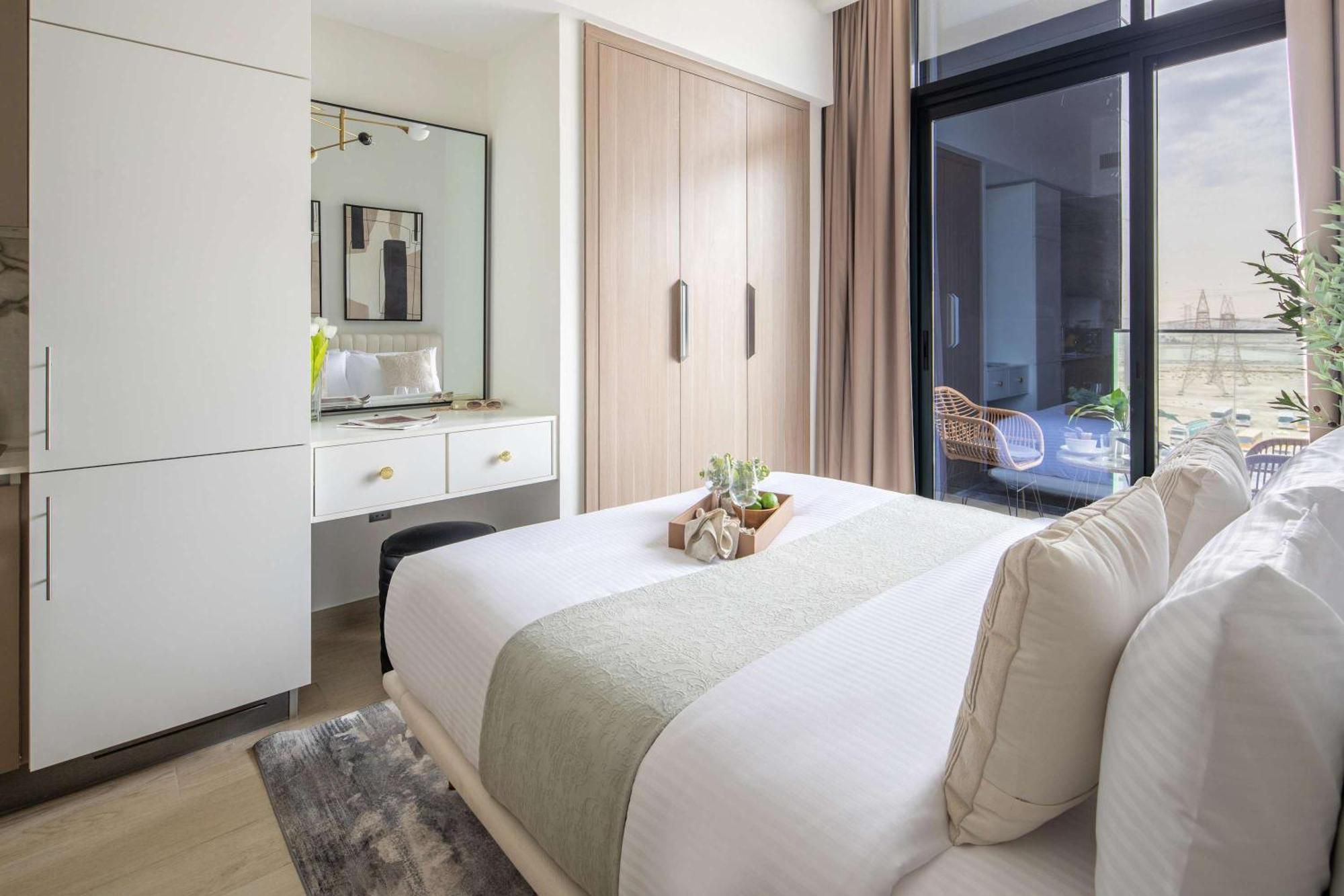 Frank Porter - Azizi Riviera 1 Apartment Dubai