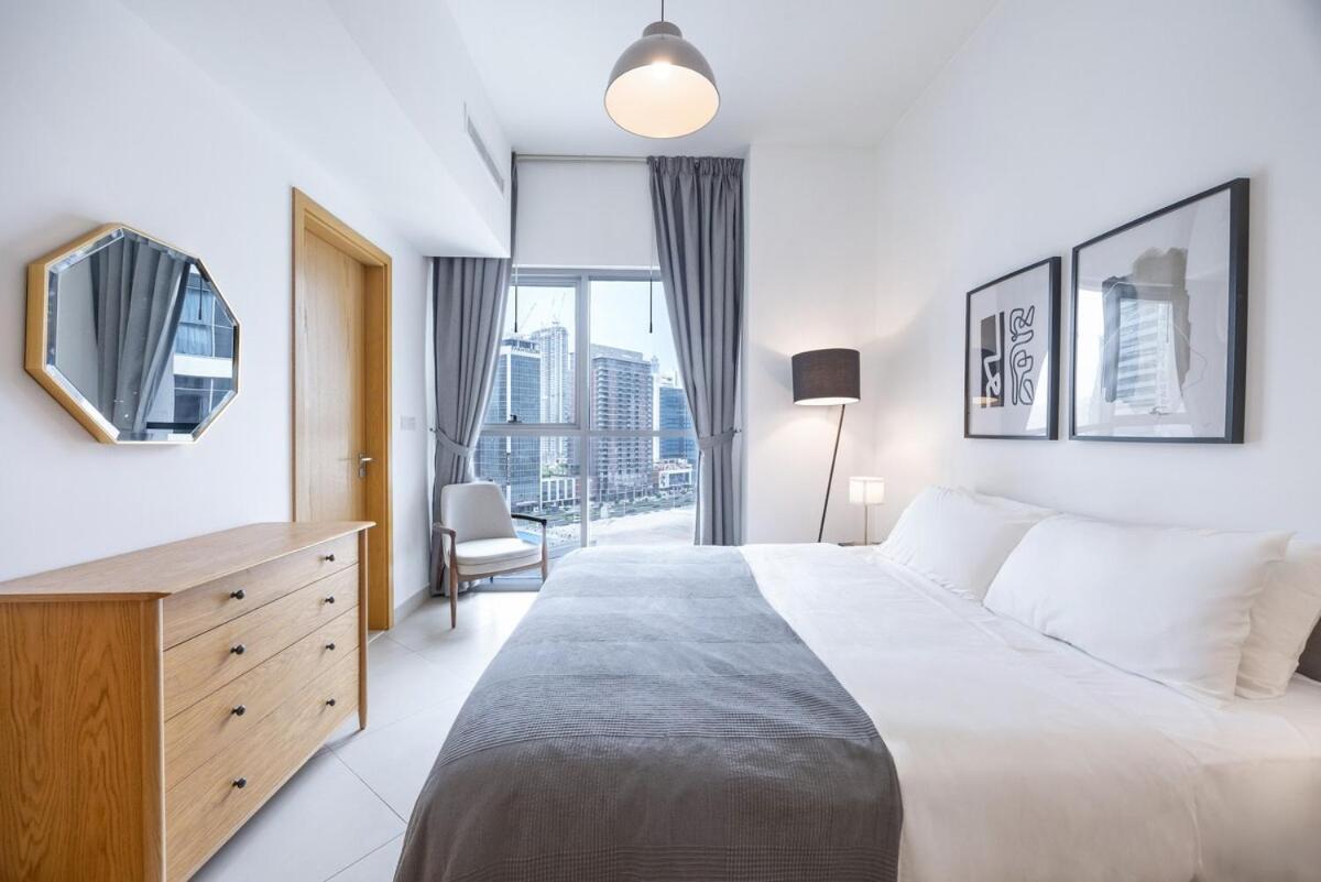 Luxury Downtown 1-bedroom With Burj Khalifa Views *