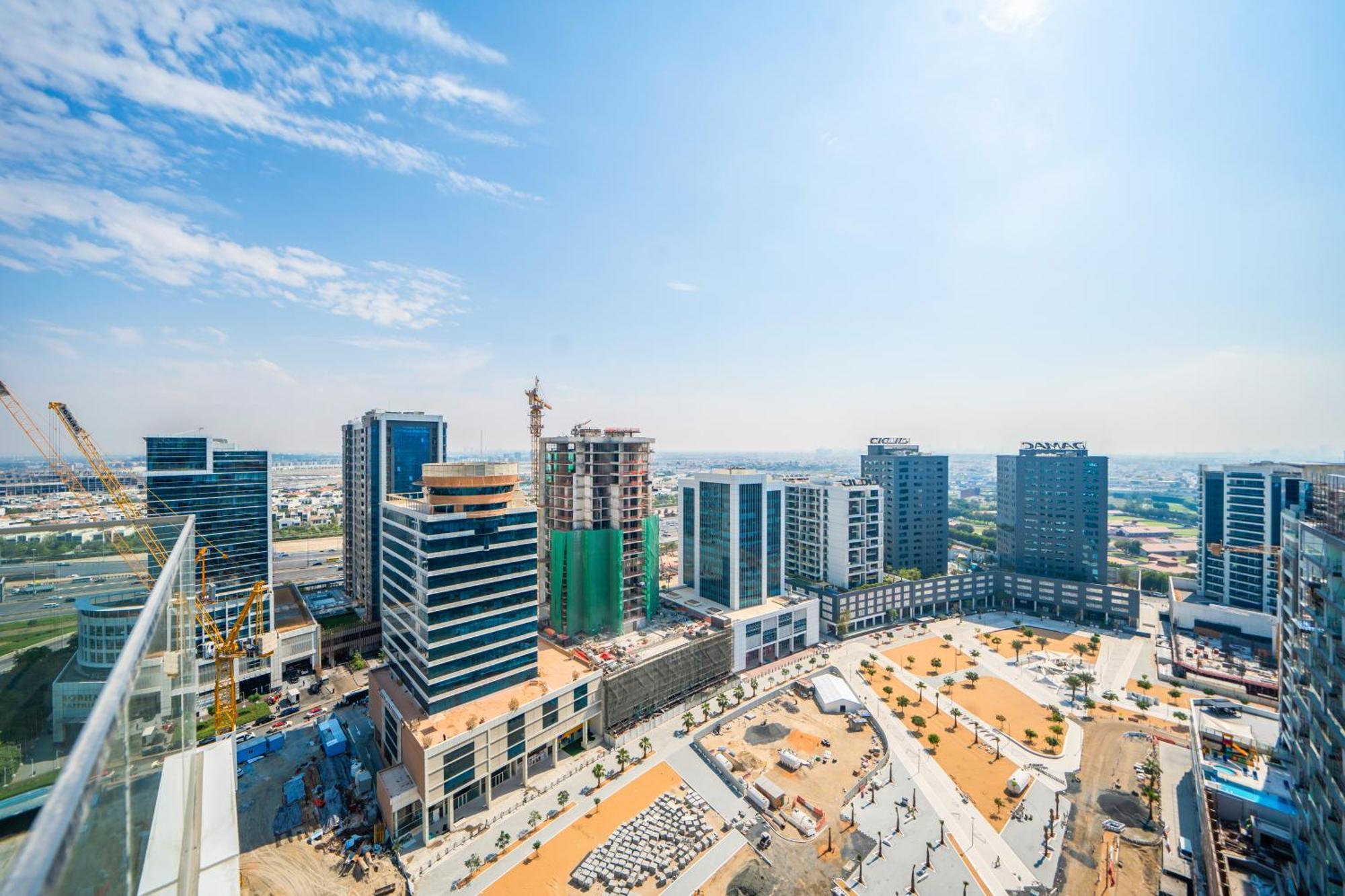 Apartment Elegant With Pool & Gym Near Burj Khalifa & Racecourse Views *