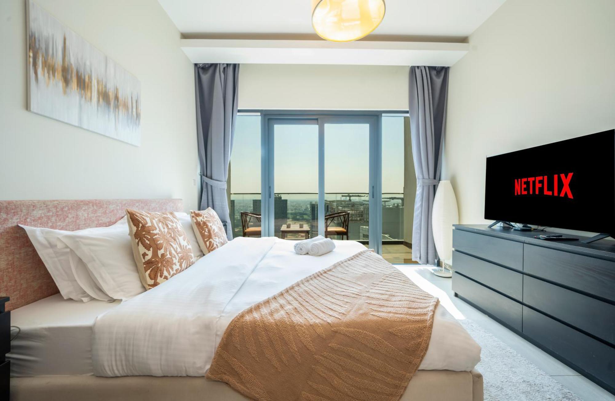 Elegant With Pool & Gym Near Burj Khalifa & Racecourse Views * Dubai