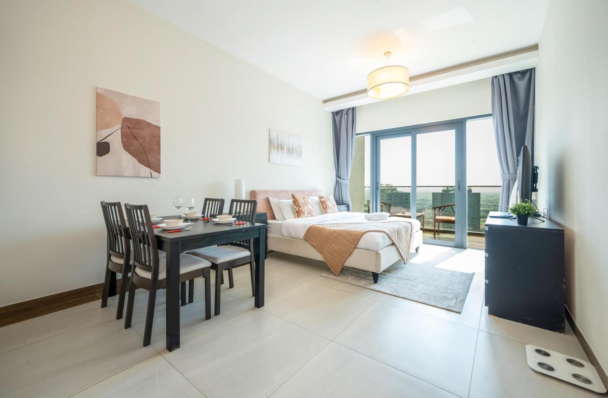 Elegant With Pool & Gym Near Burj Khalifa & Racecourse Views *