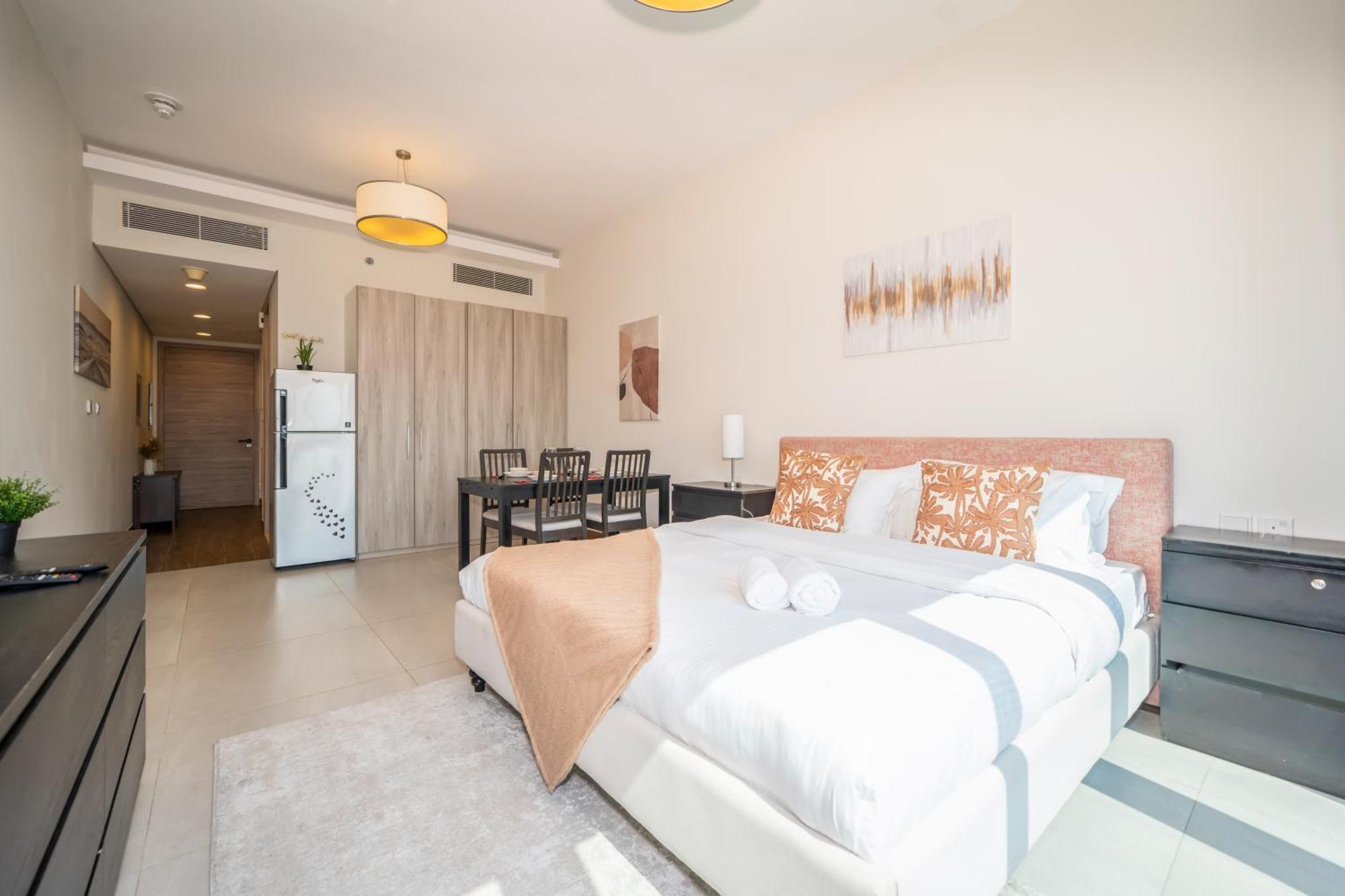 Elegant With Pool & Gym Near Burj Khalifa & Racecourse Views Apartment Dubai