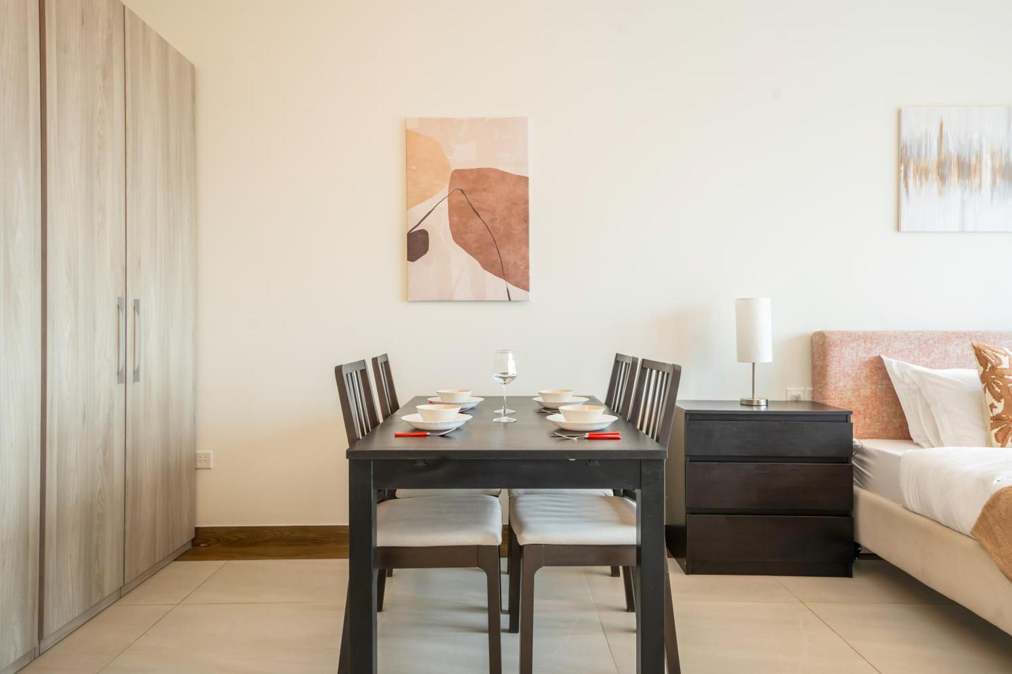 Elegant With Pool & Gym Near Burj Khalifa & Racecourse Views Apartment *
