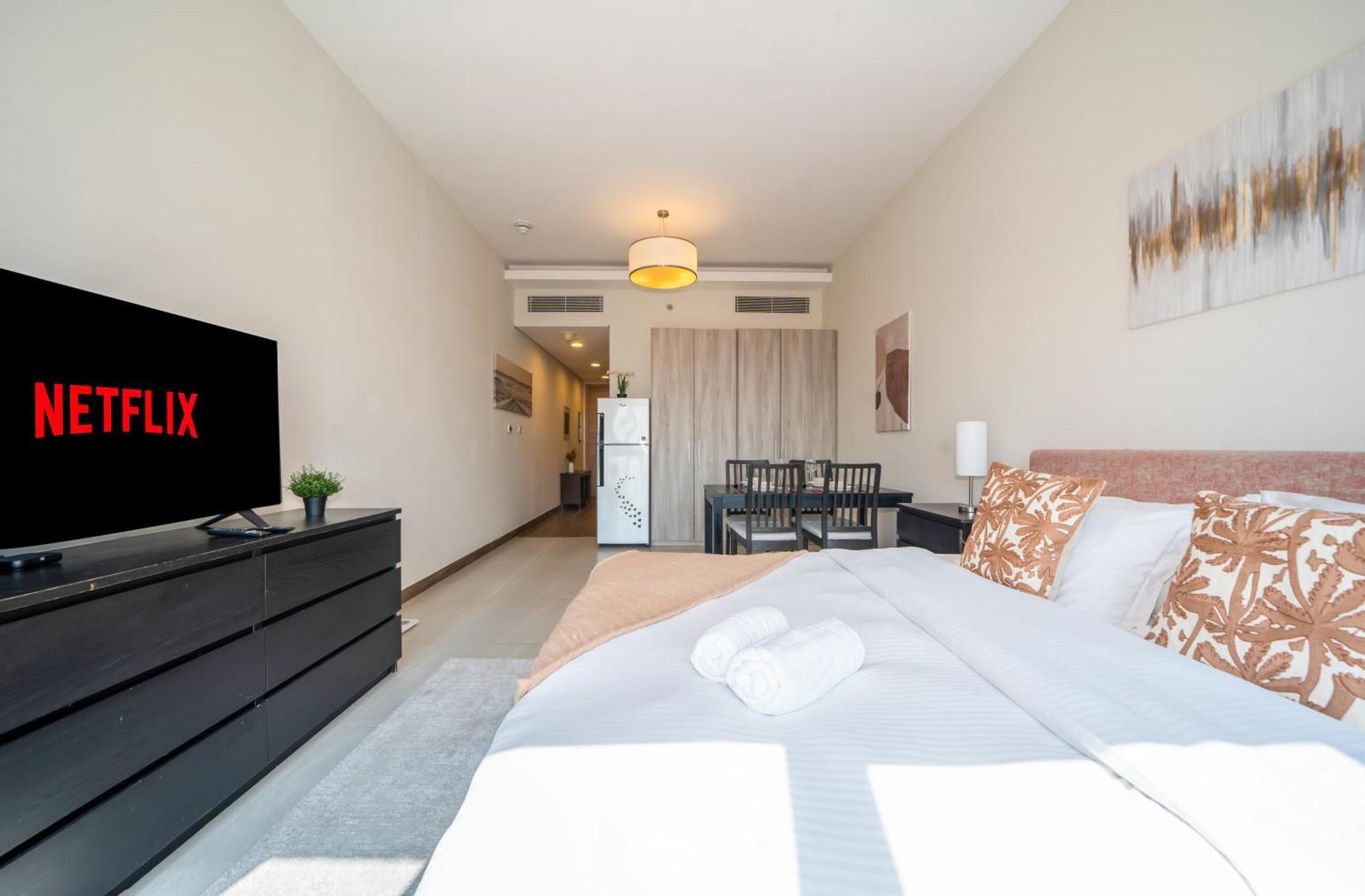 Elegant With Pool & Gym Near Burj Khalifa & Racecourse Views Apartment *