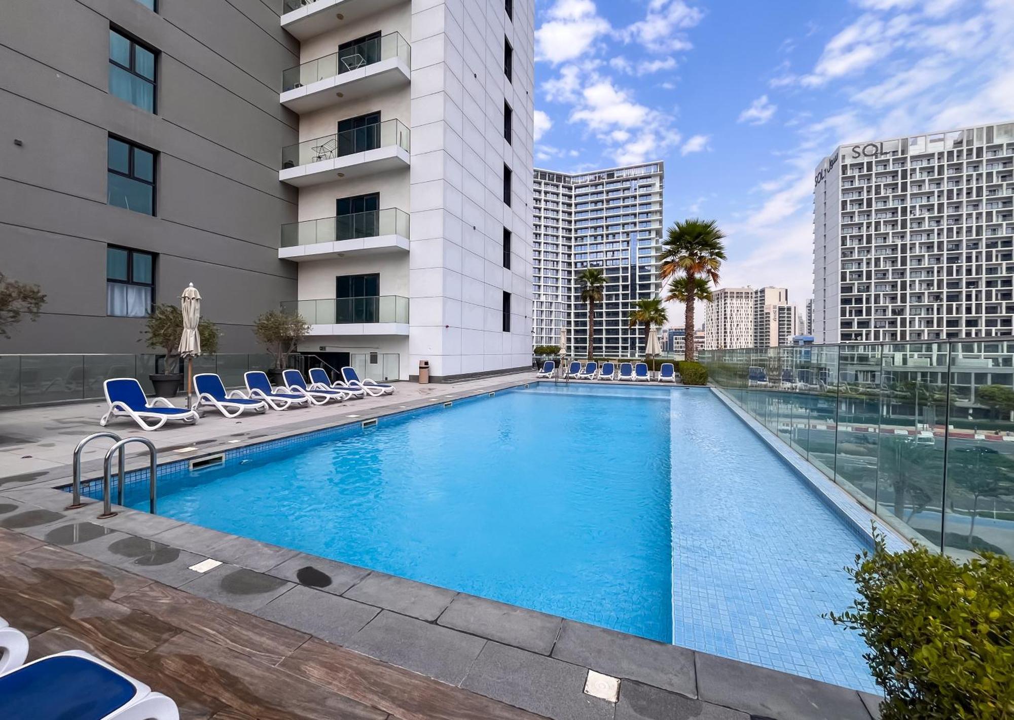 Apartment Elegant With Pool & Gym Near Burj Khalifa & Racecourse Views