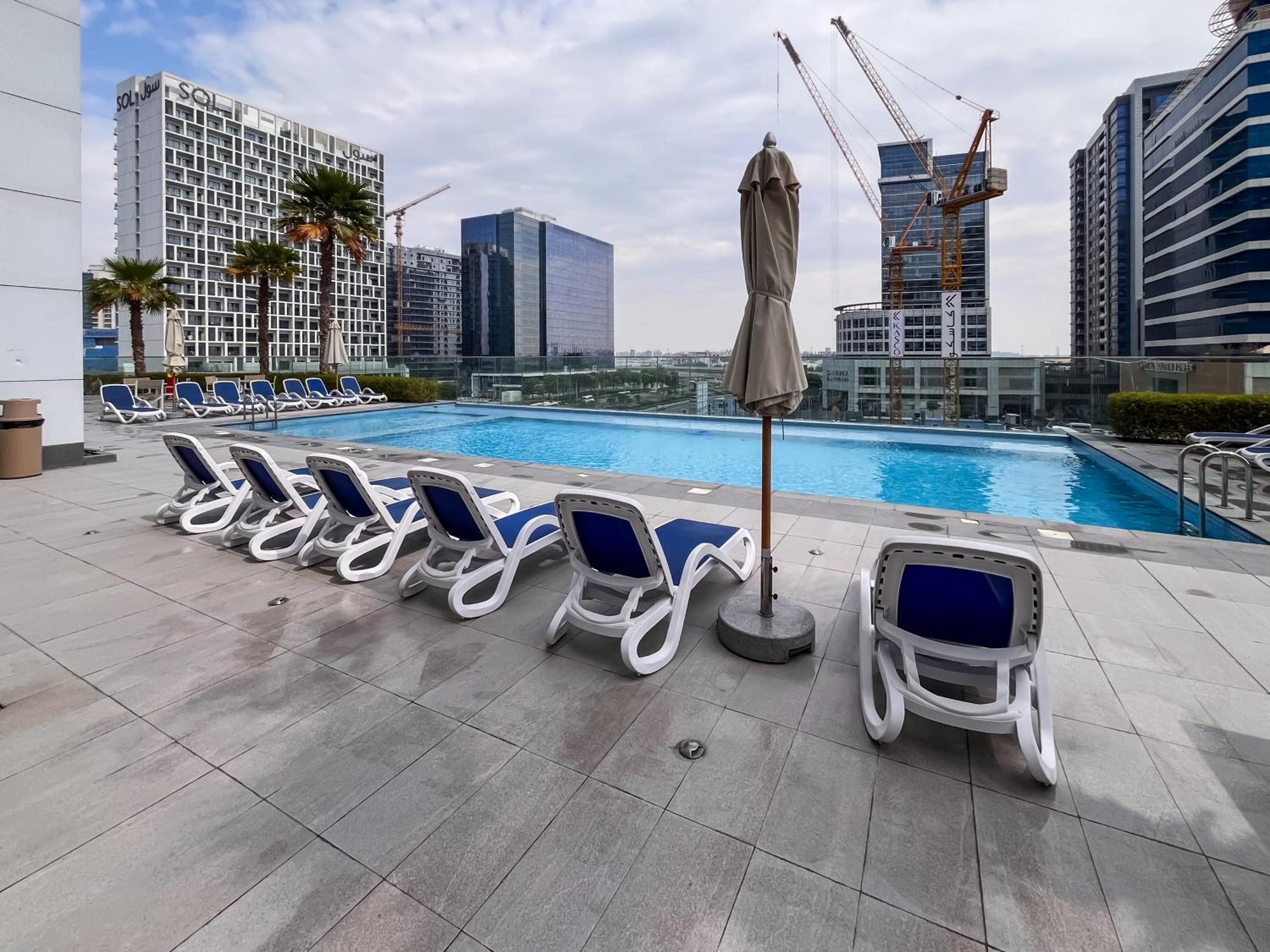 Apartment Elegant With Pool & Gym Near Burj Khalifa & Racecourse Views *