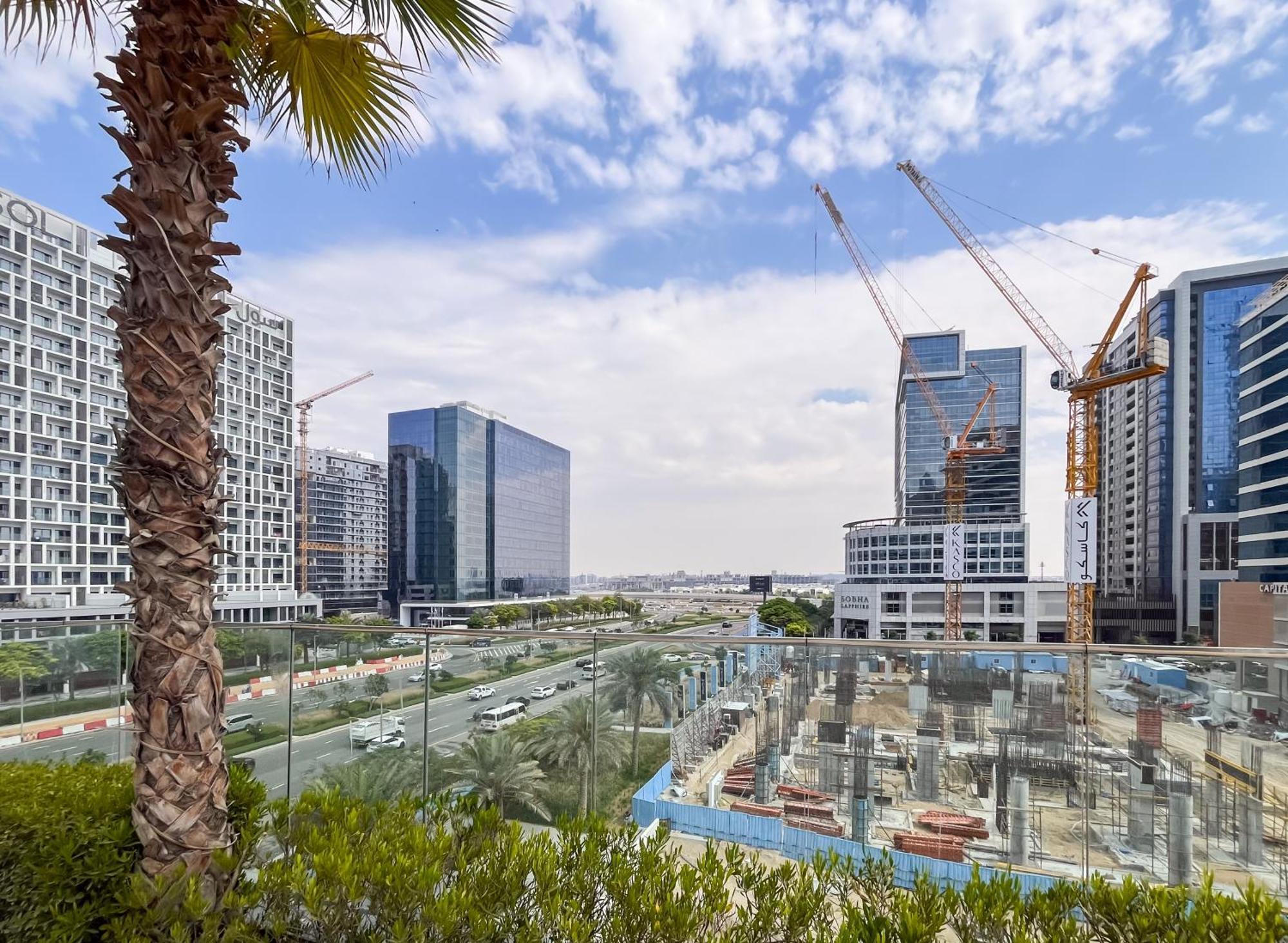 Elegant With Pool & Gym Near Burj Khalifa & Racecourse Views