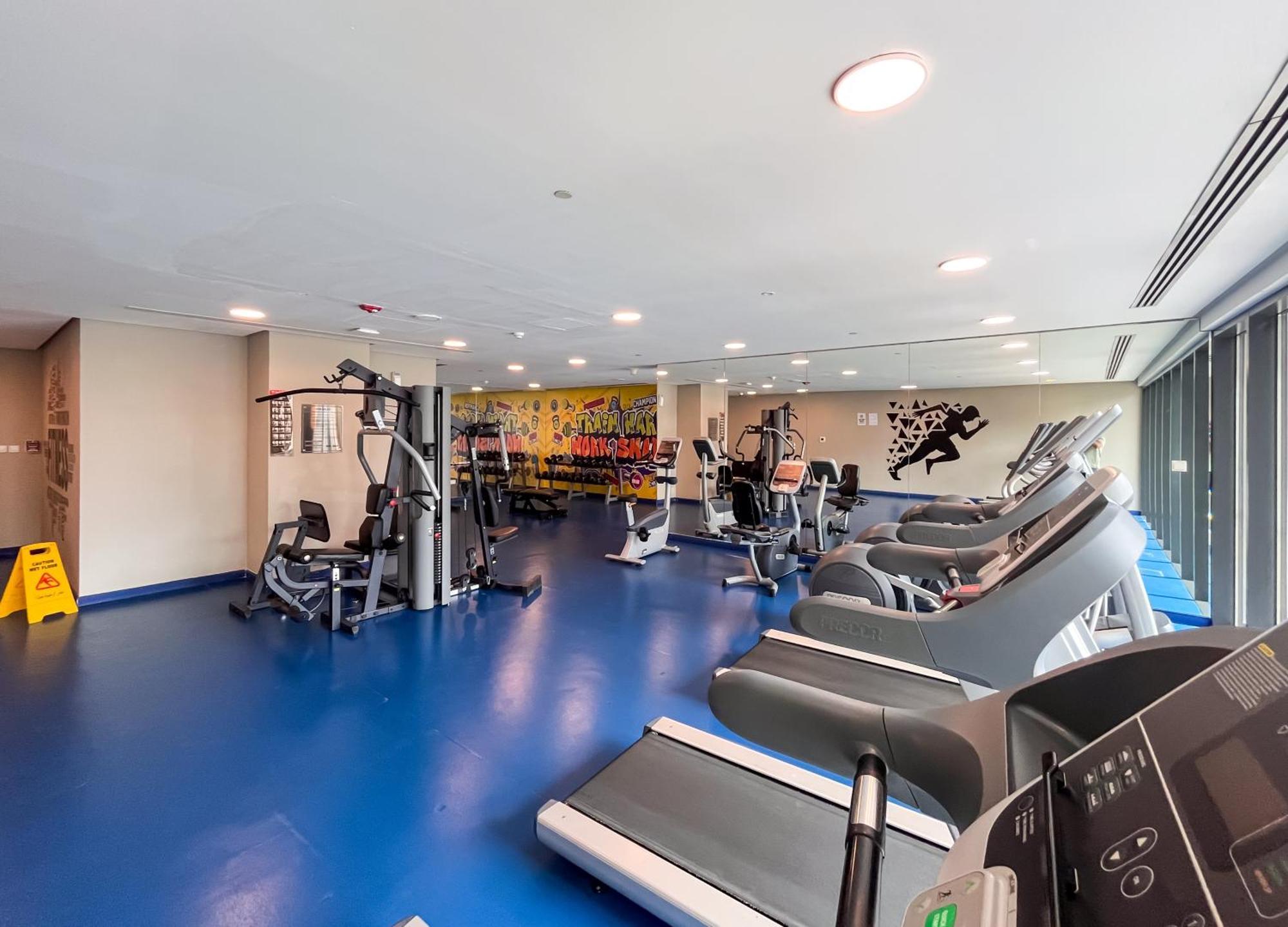 Elegant With Pool & Gym Near Burj Khalifa & Racecourse Views *