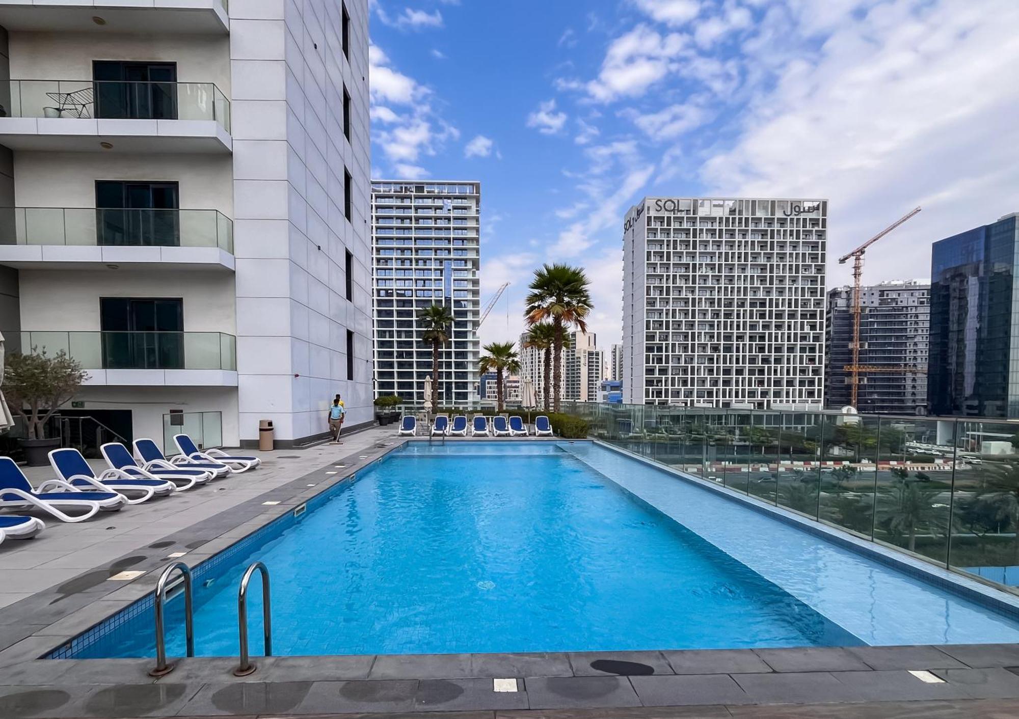 Apartment Elegant With Pool & Gym Near Burj Khalifa & Racecourse Views Dubai