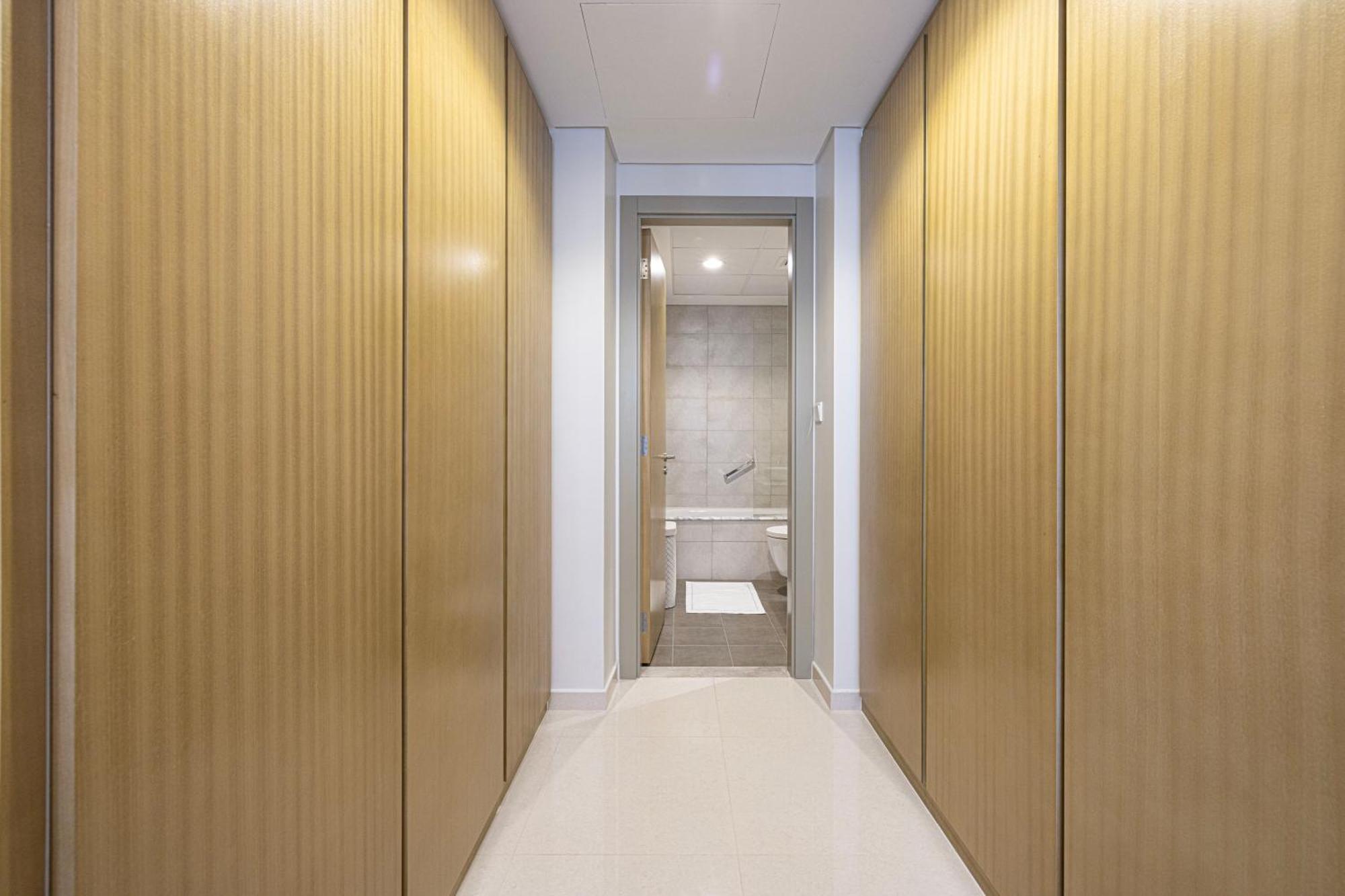 Urbanhomes - Luxury And Cozy 3bdr In Business Bay Canal View Apartment Dubai