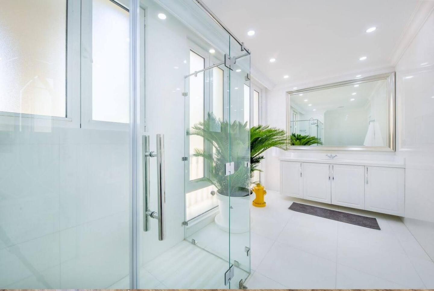 Pristine Paradise In Palm Jumeirah