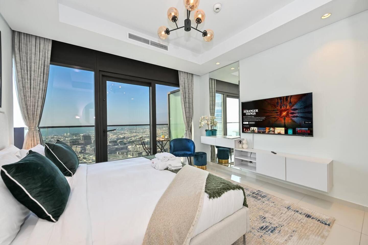 Luxury 2 Bedroom With Burj Khalifa View & Spectacular Rooftop Infinity Pool Dubai