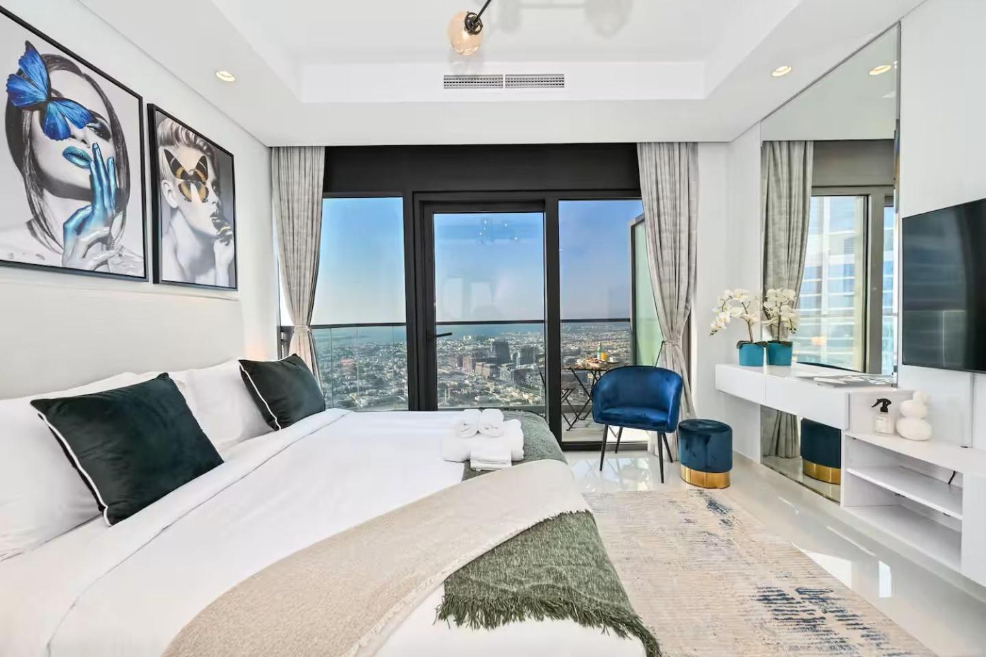 Luxury 2 Bedroom With Burj Khalifa View & Spectacular Rooftop Infinity Pool Apartment Dubai