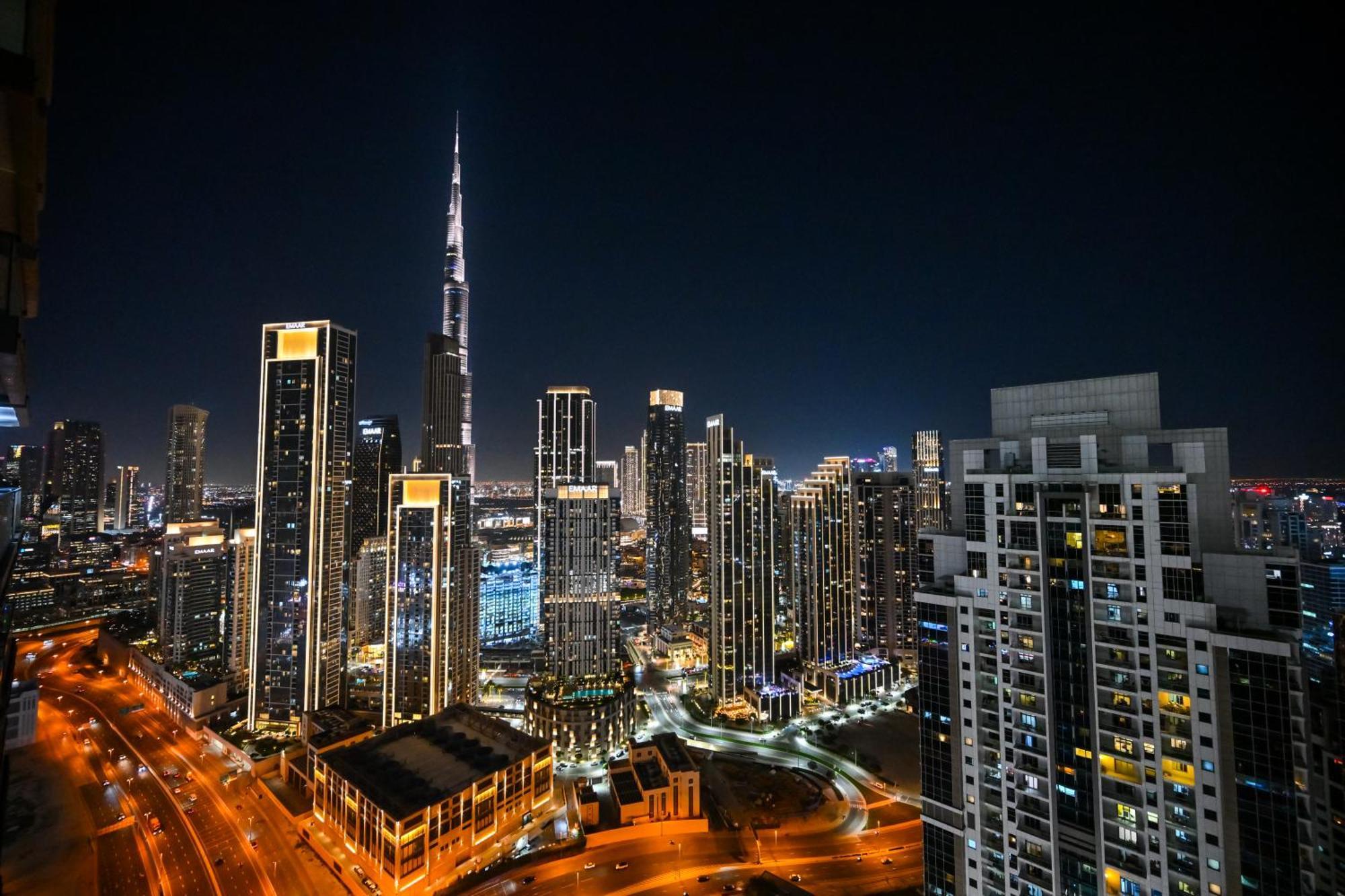 Luxury 2 Bedroom With Burj Khalifa View & Spectacular Rooftop Infinity Pool *