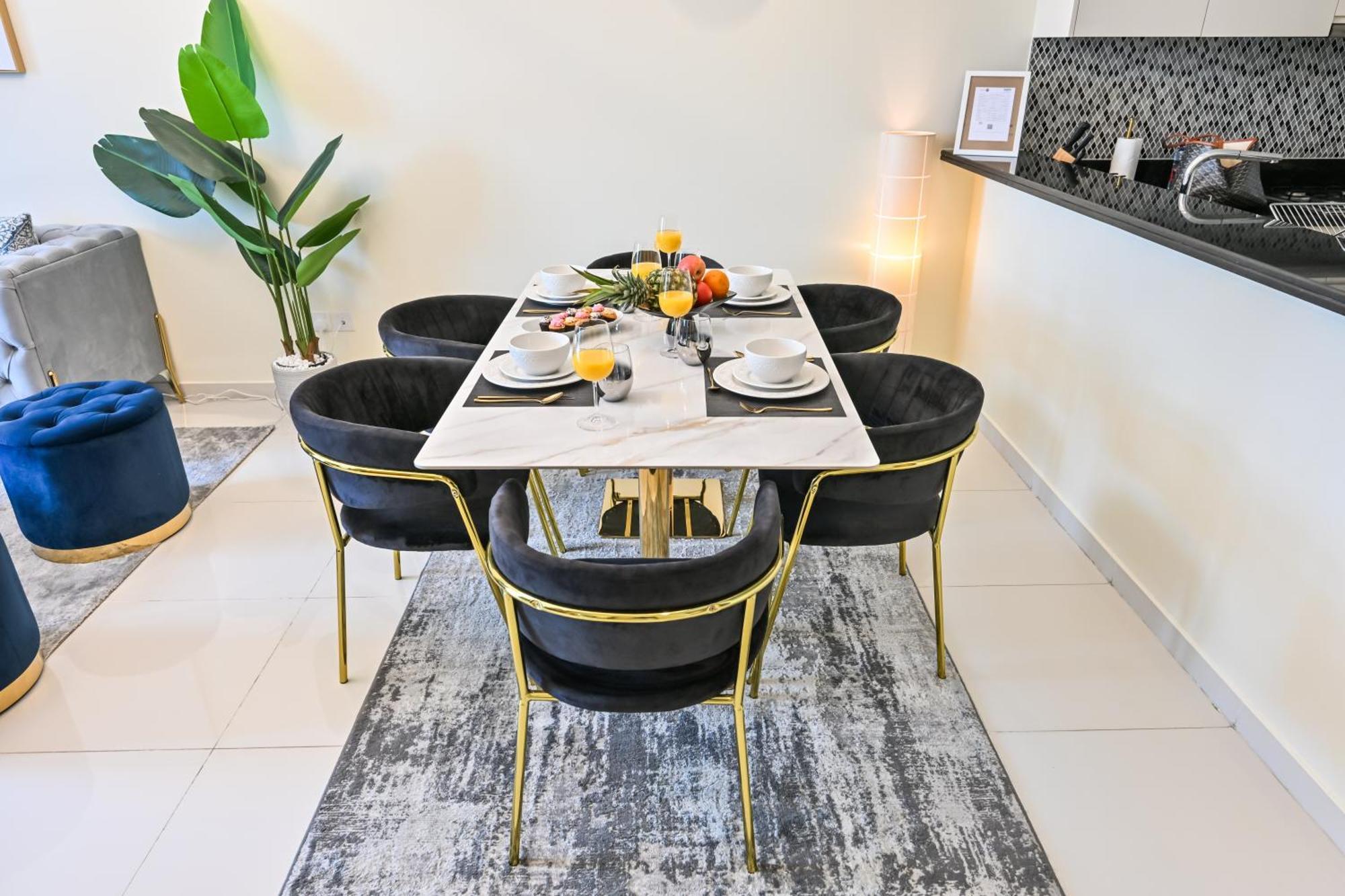 Apartment Luxury 2 Bedroom With Burj Khalifa View & Spectacular Rooftop Infinity Pool *
