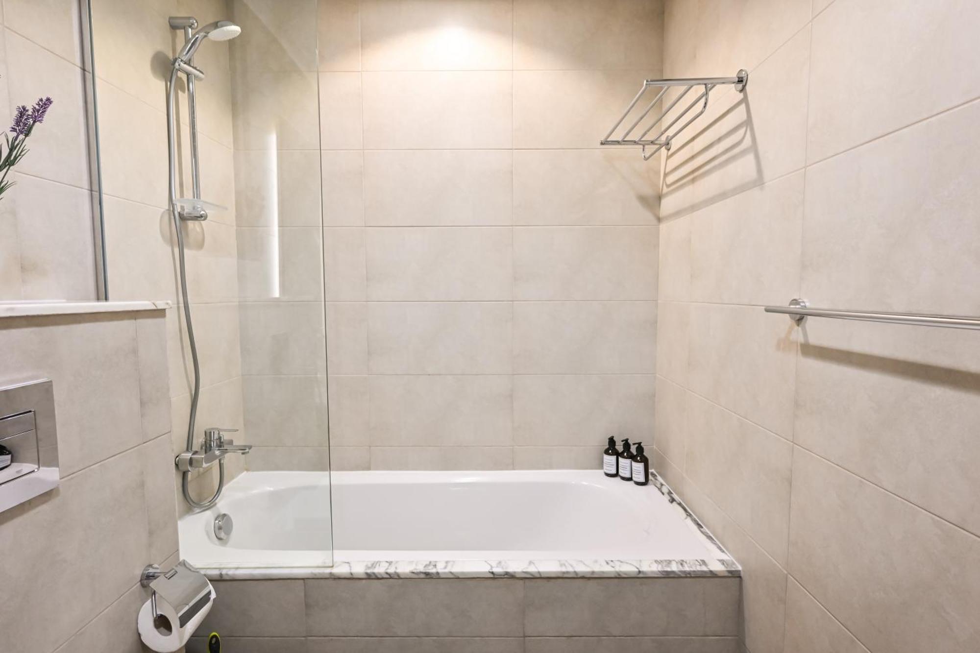 Luxury 2 Bedroom With Burj Khalifa View & Spectacular Rooftop Infinity Pool * Dubai