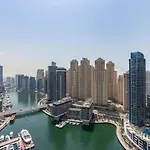 A Chic Apartment In Dubai Marina