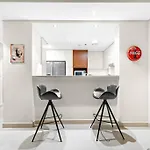 First Class 2Br Chic Cityscape