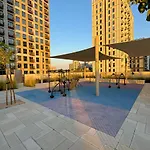 Oraya - City Retreat 1Br In Collective With Pool View