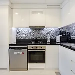 Aliving Charming 1Br At Aykon Tower Business Bay