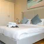 Cool 2 Bedroom Flat With Stunning Marina Views