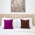 Downtown 2 Bed With Poolside Burj Khalifa View