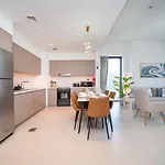 Downtown 2 Bed With Poolside Burj Khalifa View