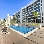Inviting Studio Apartment Perfect For 3 In Meydan!