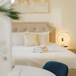 Sophisticated Studio In The Heart Of Dubai, Walk From Burj