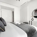 Stonetree - Newly Furnished - Stylish
