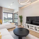 Studio That Sleeps 2 And Near Circle Mall And Five, Jvc