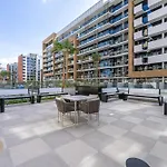 Marcopolo - Chic Studio Huge Balcony & Top-Notch Amenities