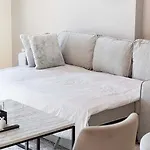 Elegant 1-Bed Waterfront Living