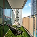 Arthouse Views - Burj Khalifa View & Dubai Mall Access