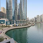 Spacious 1Br At Marina Quays North