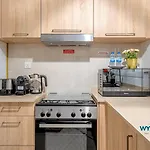 Charming 1 Bedroom In Ag Tower With Canal Views