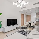 Elegant 1Br At Azizi Riviera