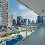 Luxurious 1-Br With Balcony & Views Business Bay