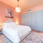 King Bed Studio - Near Metro - Pool - Fast Wifi