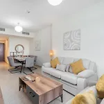 1 Bedroom Apartment With A City View And Sleeps 4