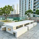 Burj Khalifa View, Luxury Two-Bedroom Residence, Playstation 5, Swimming Pool And Fitness Center