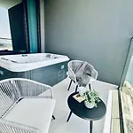 Elegant Studio Canal View Business Bay