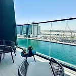 Elegant Studio Canal View Business Bay