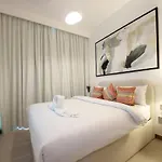 Urban Oasis 2Br Retreat In Dubai With Pool View