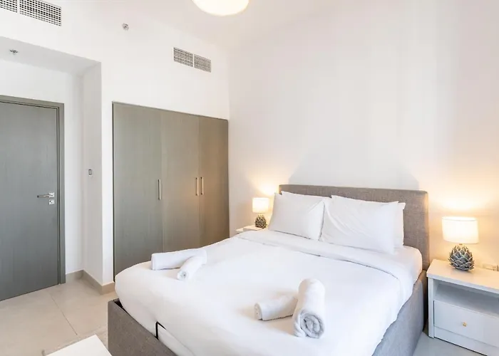 Spacious 2 Bedroom On High Floor In Creek Horizon - Allsopp&Allsopp