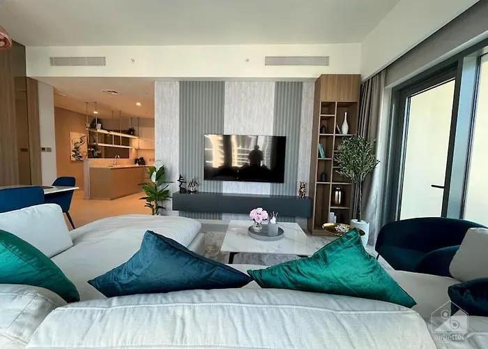 Luxury 3Bedroom Apt With Balcony In Downtown