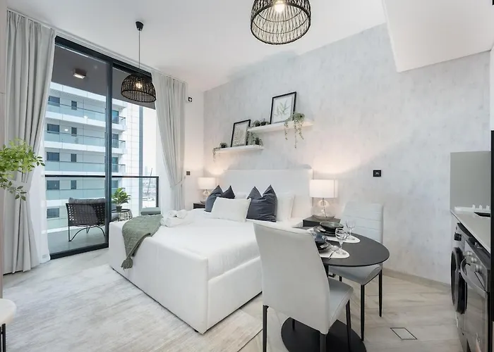 Modern Studio Apartment With Pool View For 2 In Jvc