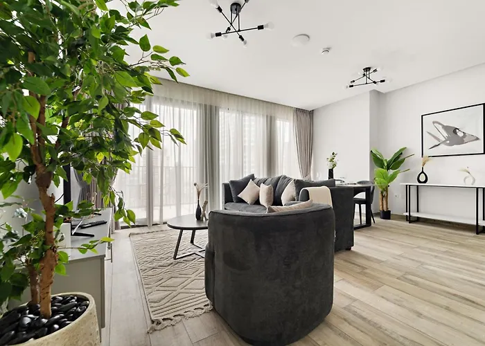 Stonetree - Newly Furnished - Stylish